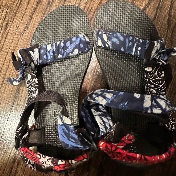 ARIZONA LOVE Trekky Bandana Print Sandals - Picture 1 of 3